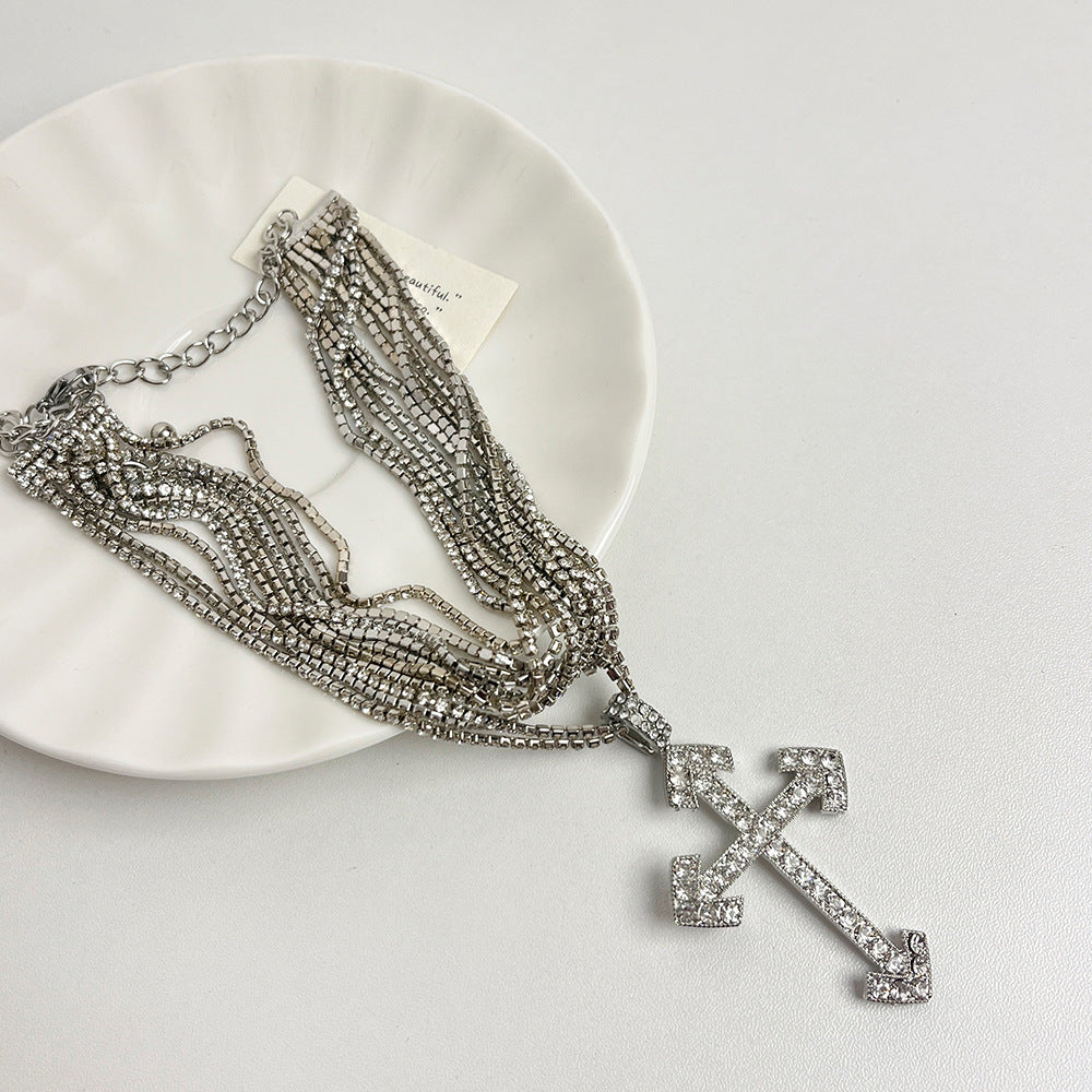 Collier ras-du-cou multi-rangées avec croix