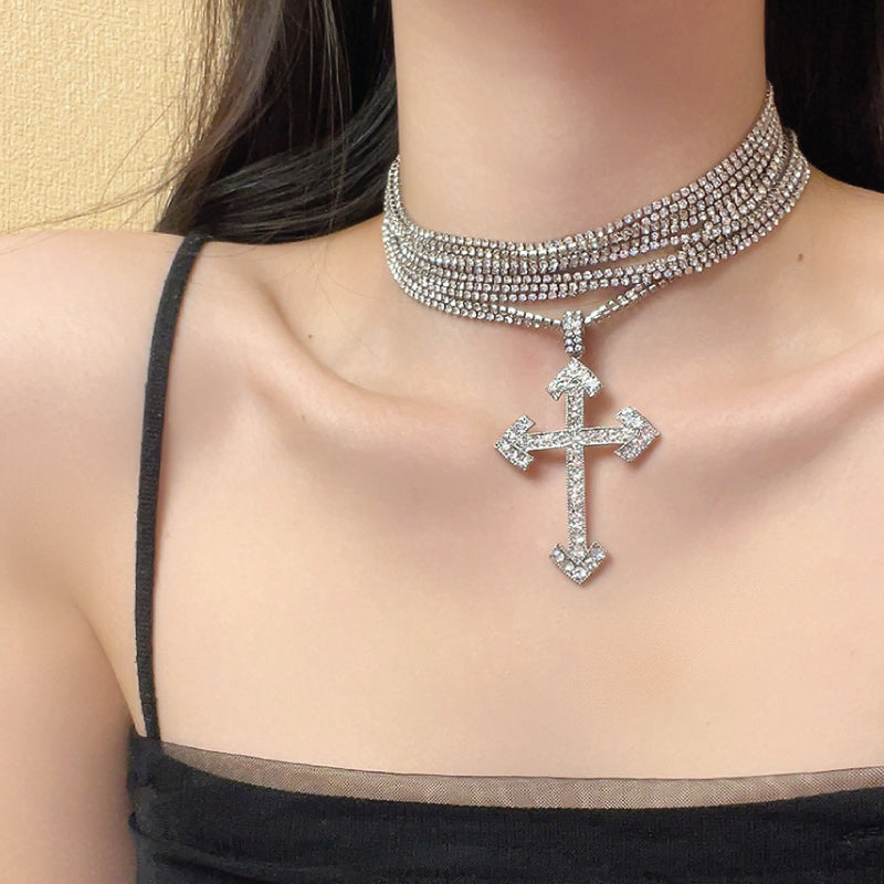 Collier ras-du-cou multi-rangées avec croix